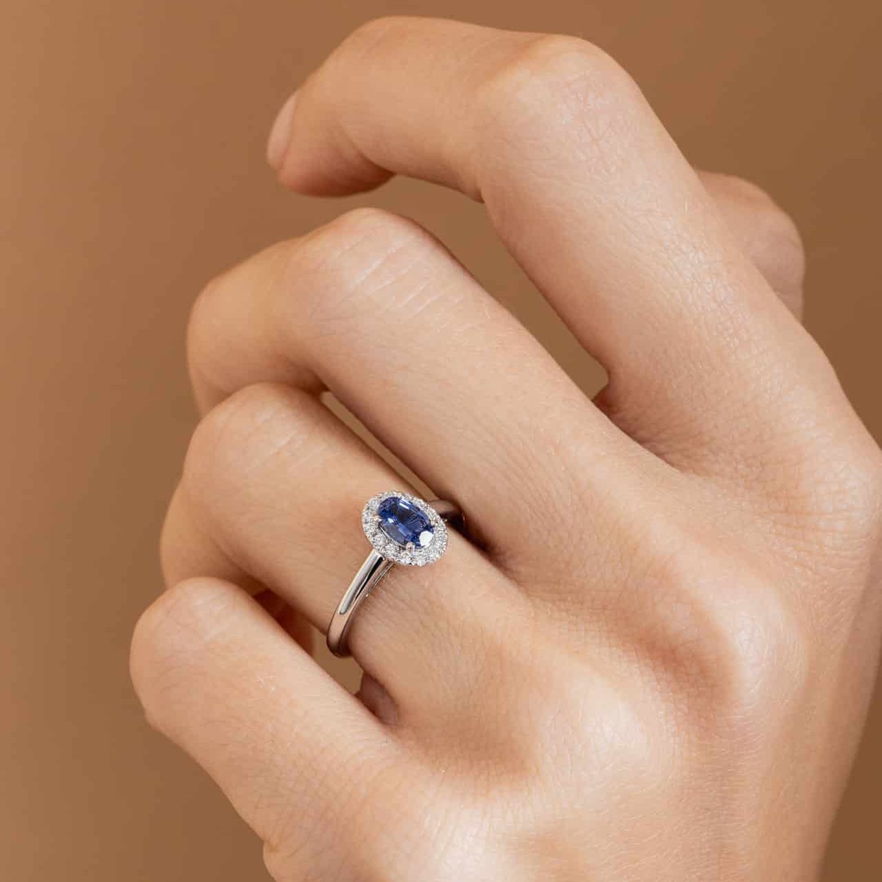 Bague saphir et entourage diamants – Halo