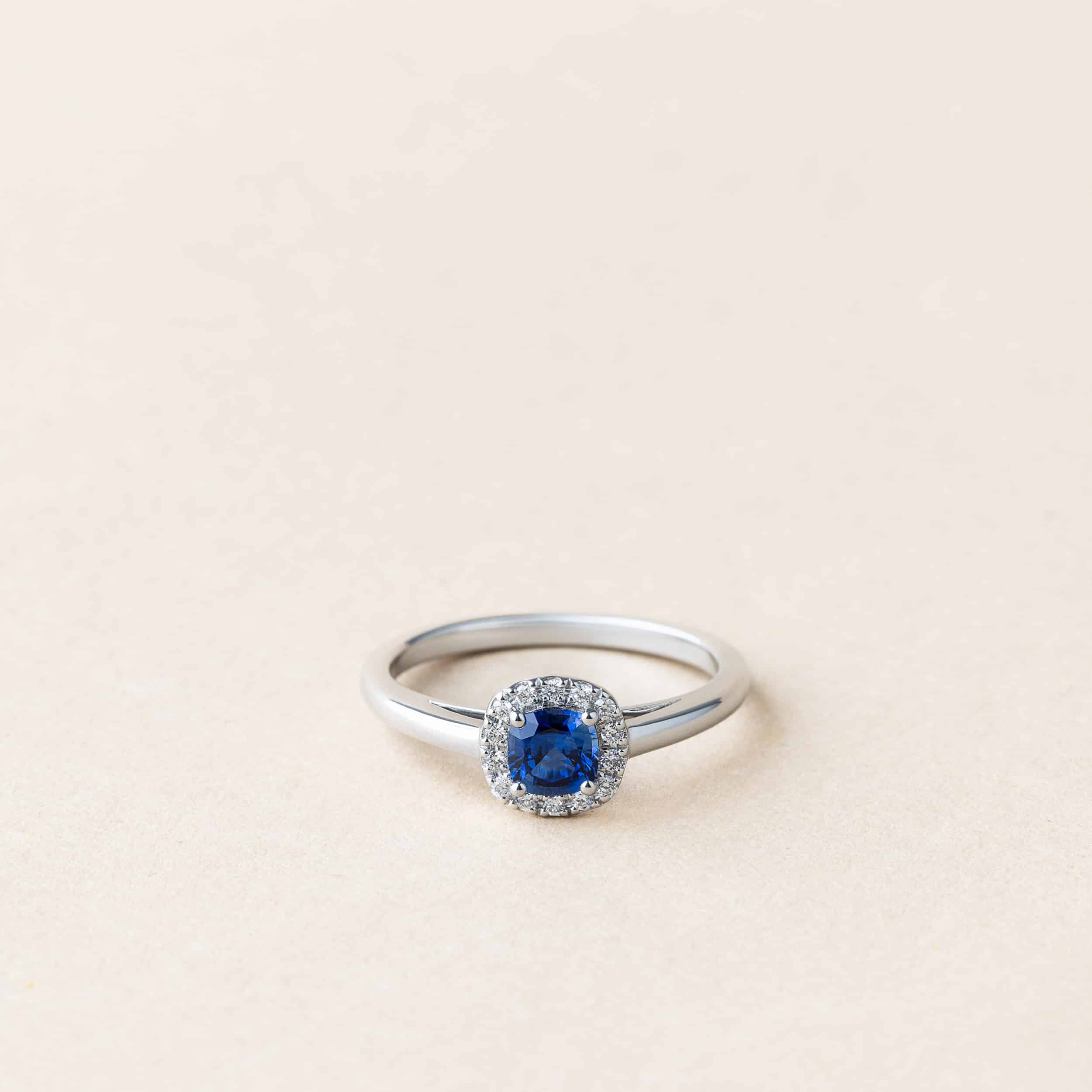 Bague Saphir coussin et diamant – Halo