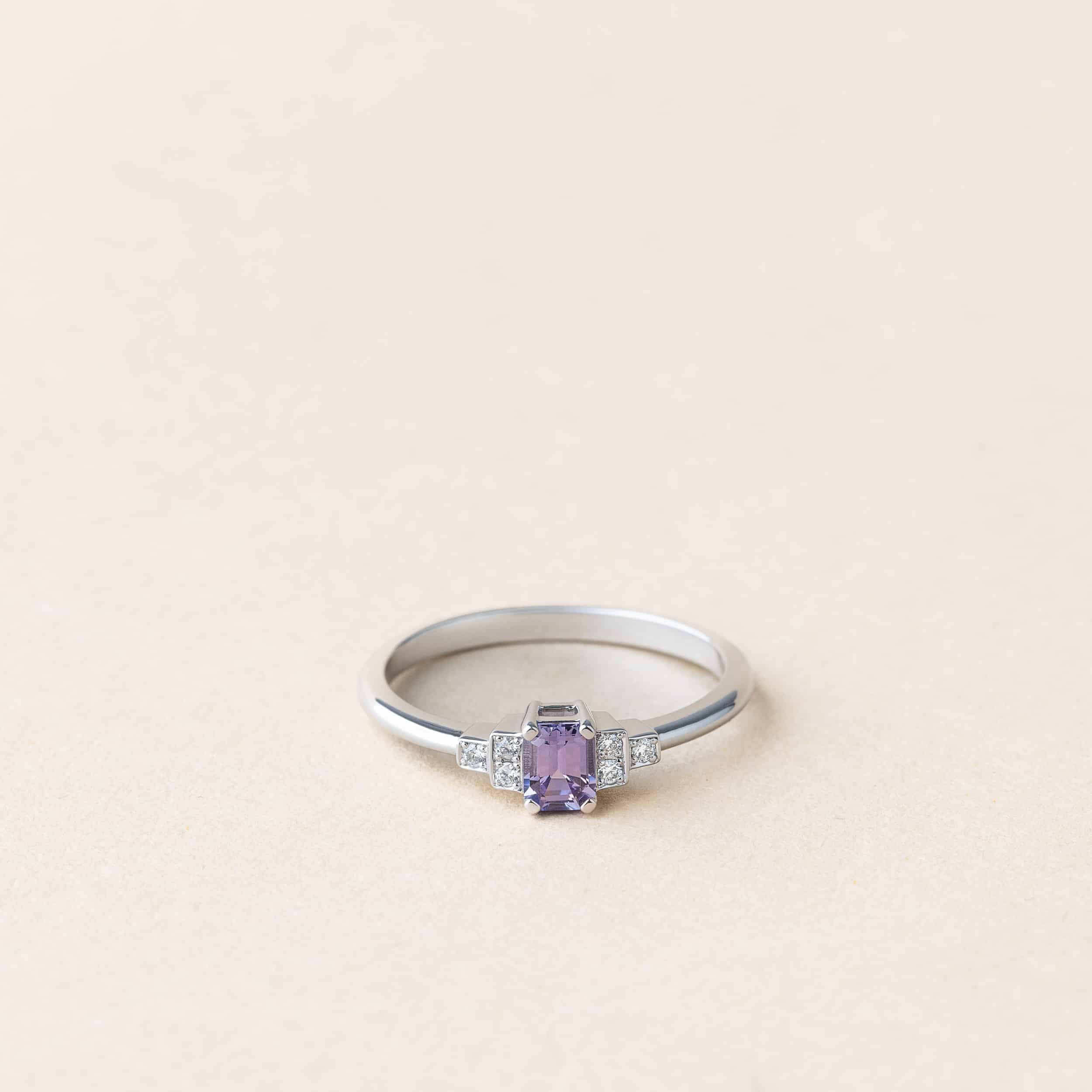 Bague saphir violet et diamants – Iris – Création unique