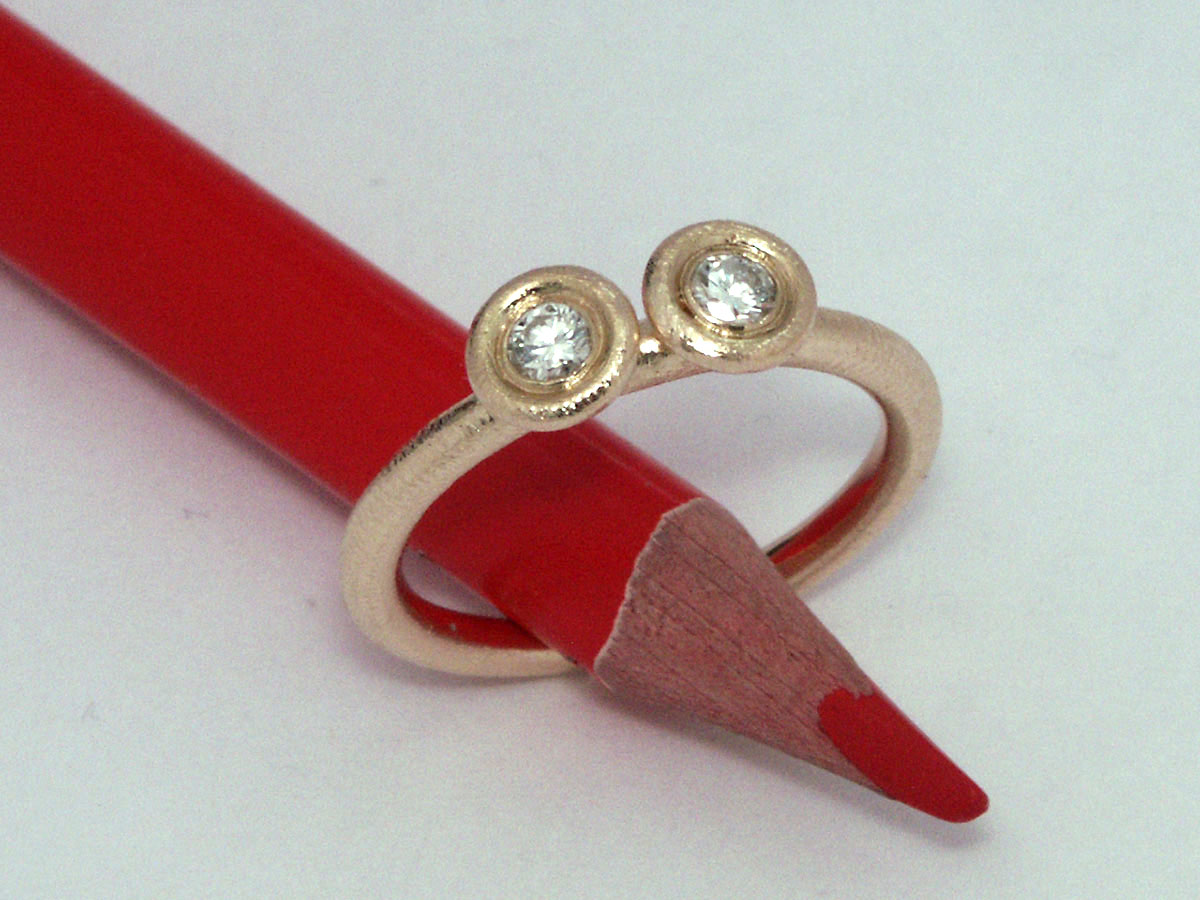 Ring i guld med brillant 0,10 ct.