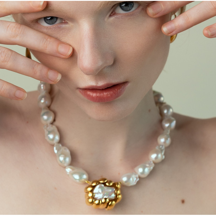 Baroque pearl collier with gold-toned centrepiece