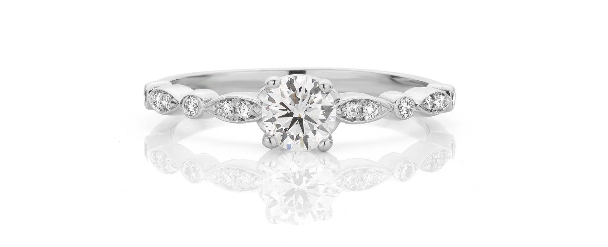 Witgouden ring met briljant en zijstenen