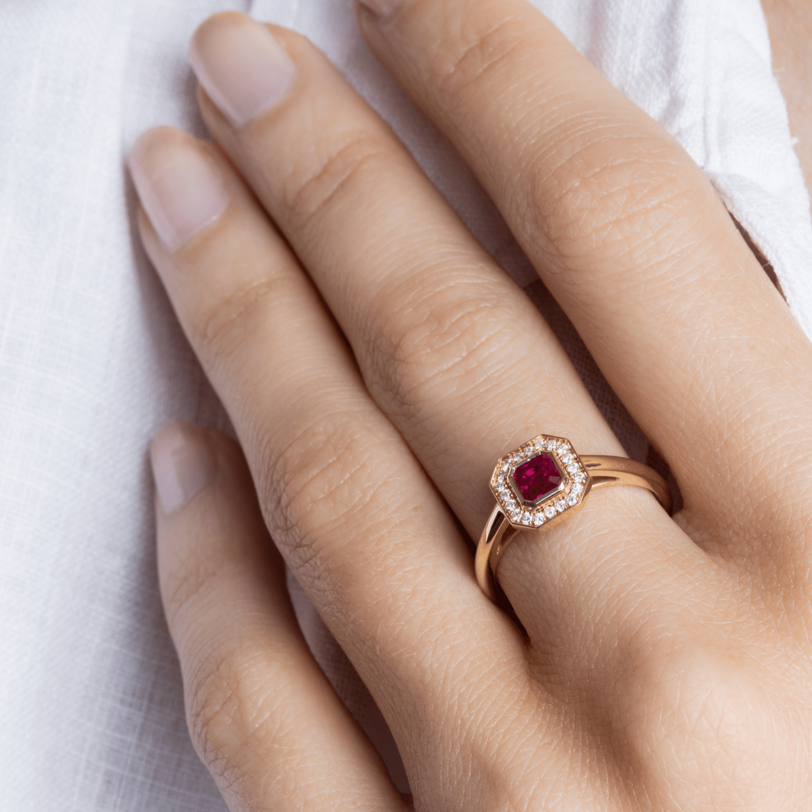 Bague rubis entourage diamants – Art déco – Création unique