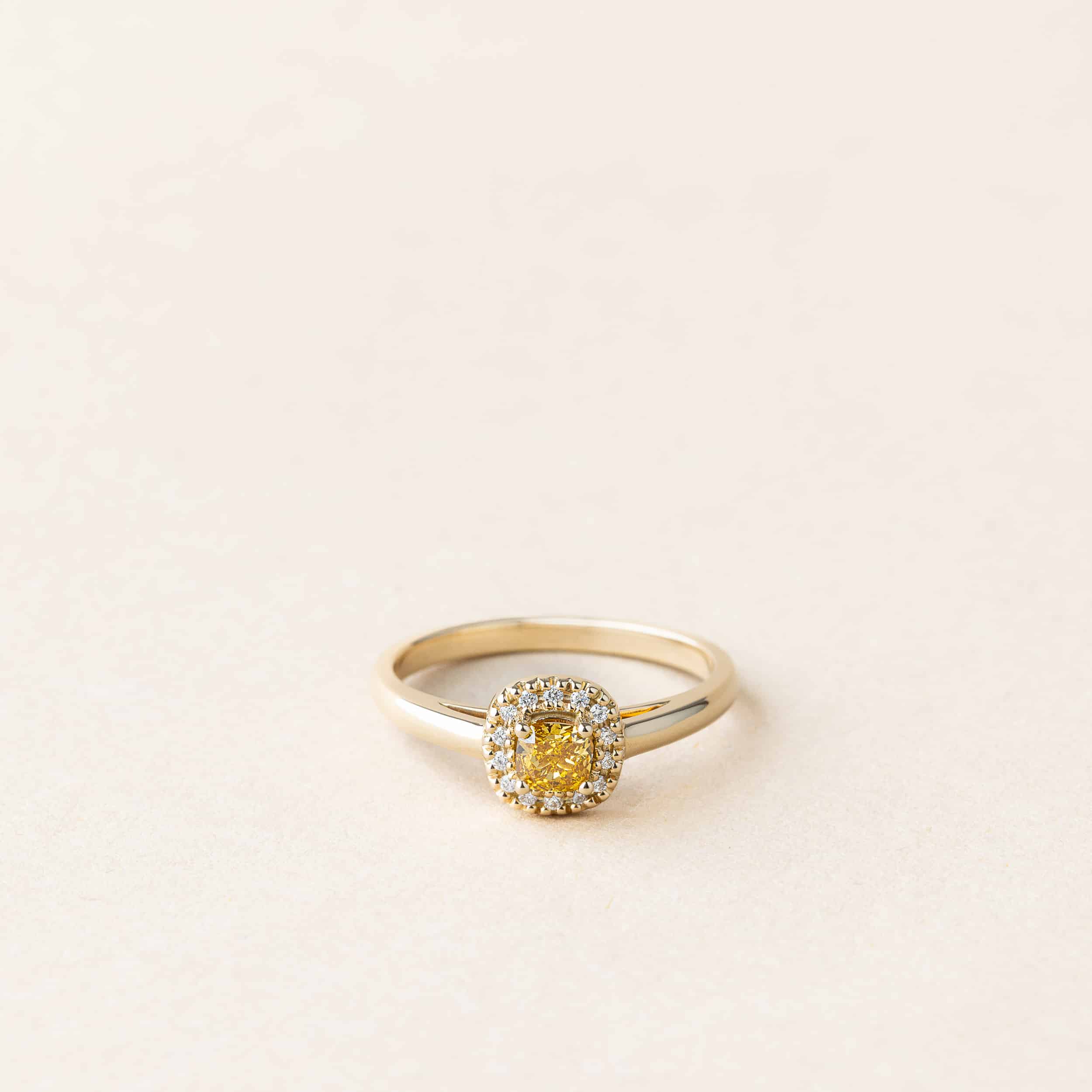 Bague diamant orange entourage diamants blancs – Création unique