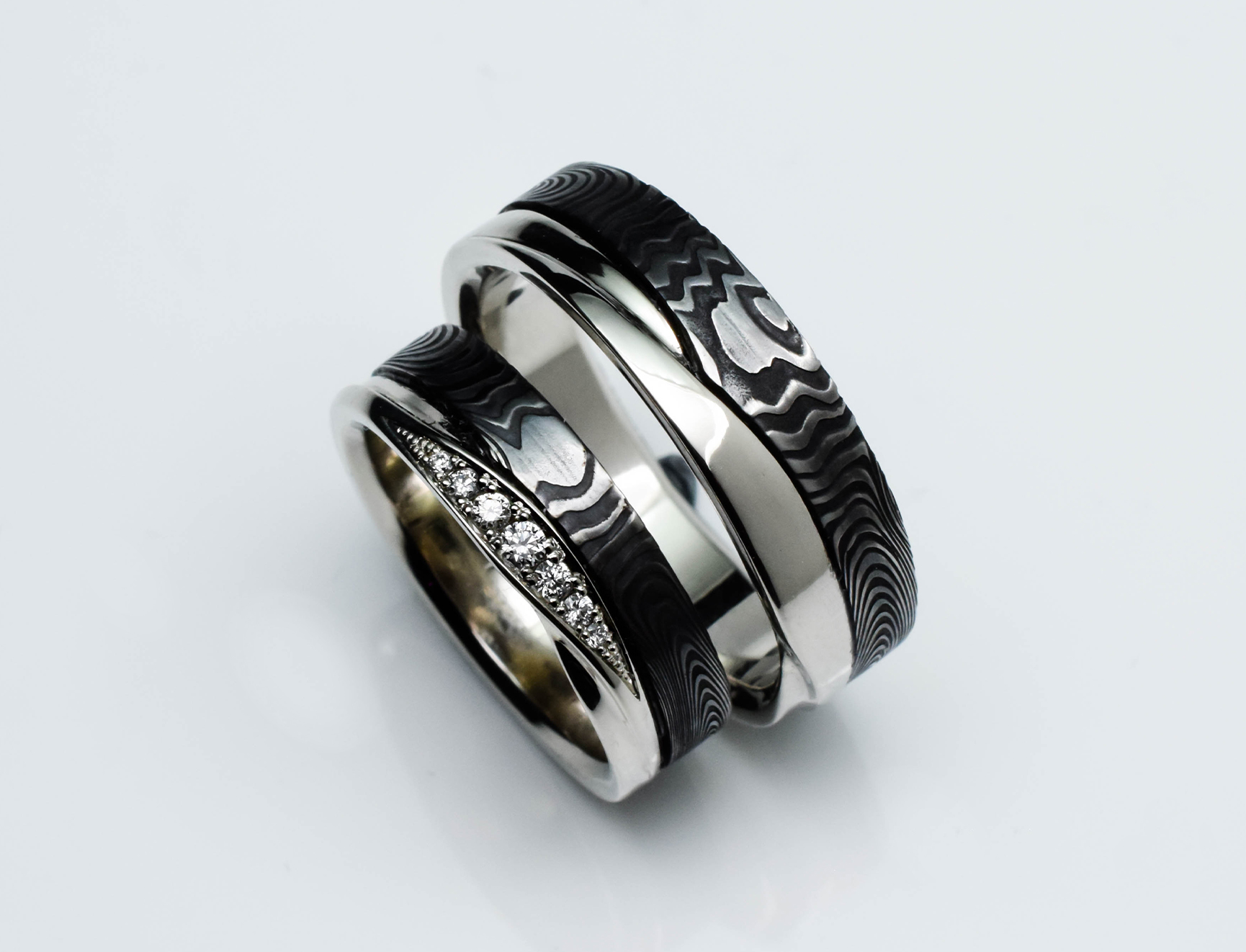 Wedding ring set in damascus pattern with white gold and diamonds