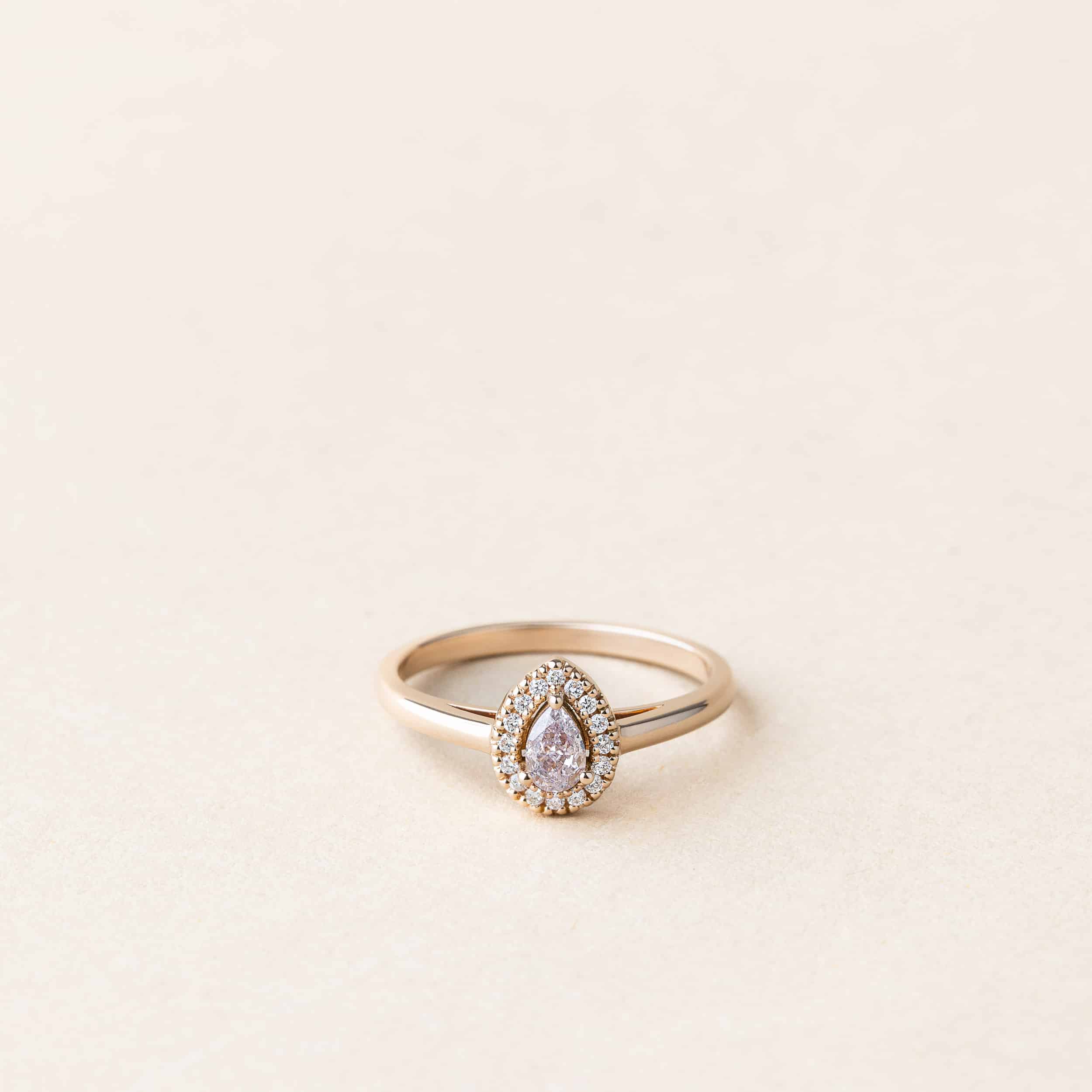 Bague diamant rose poire entourage diamants blancs – Création unique