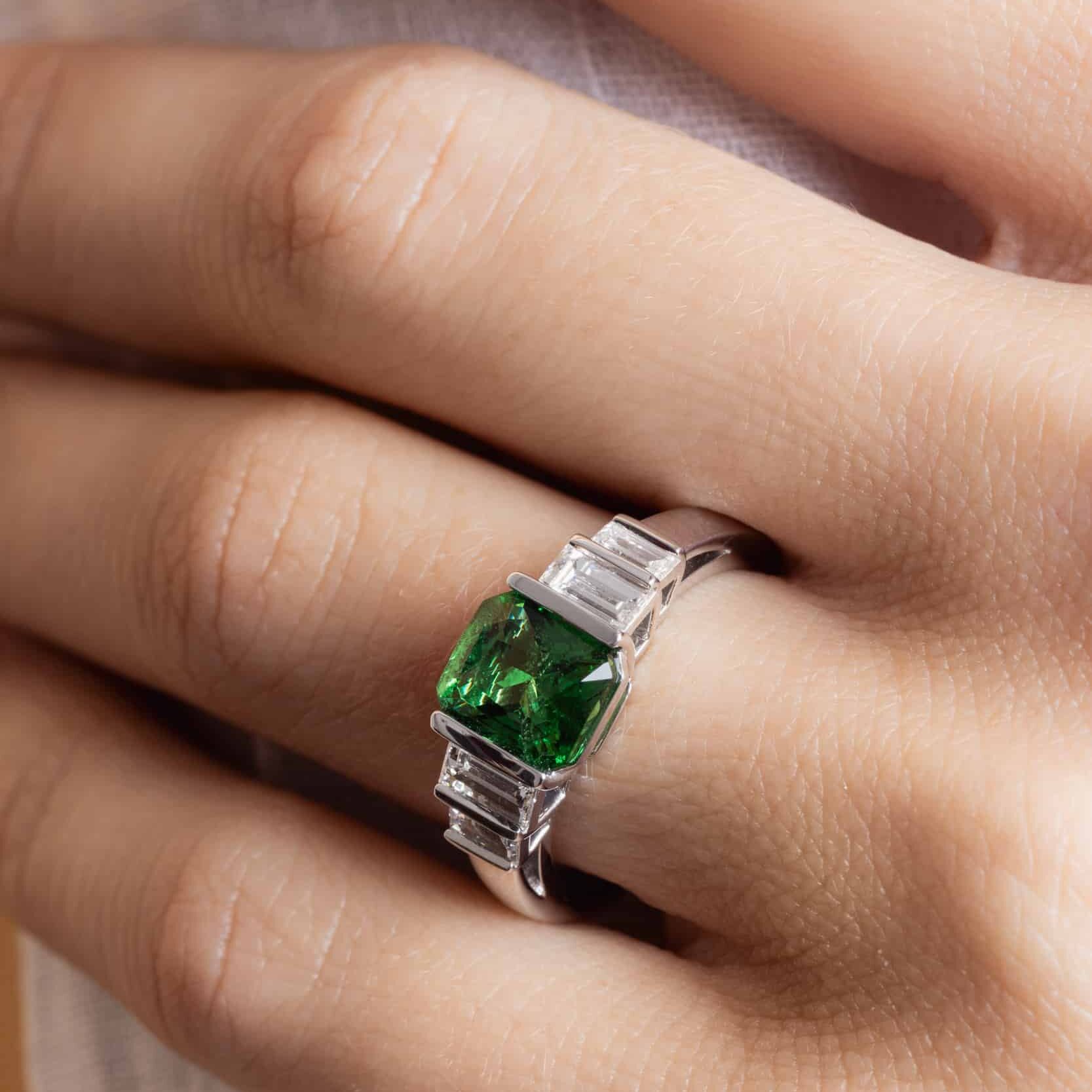 Bague grenat tsavorite et diamants – Création unique