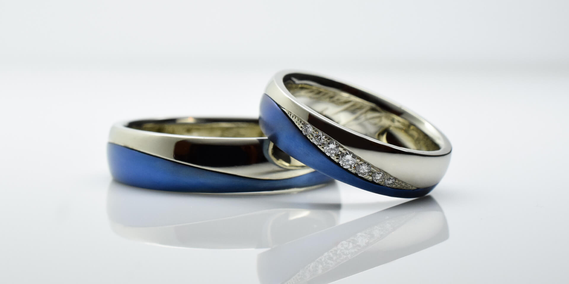Wedding rings in titanium and white gold with diamonds