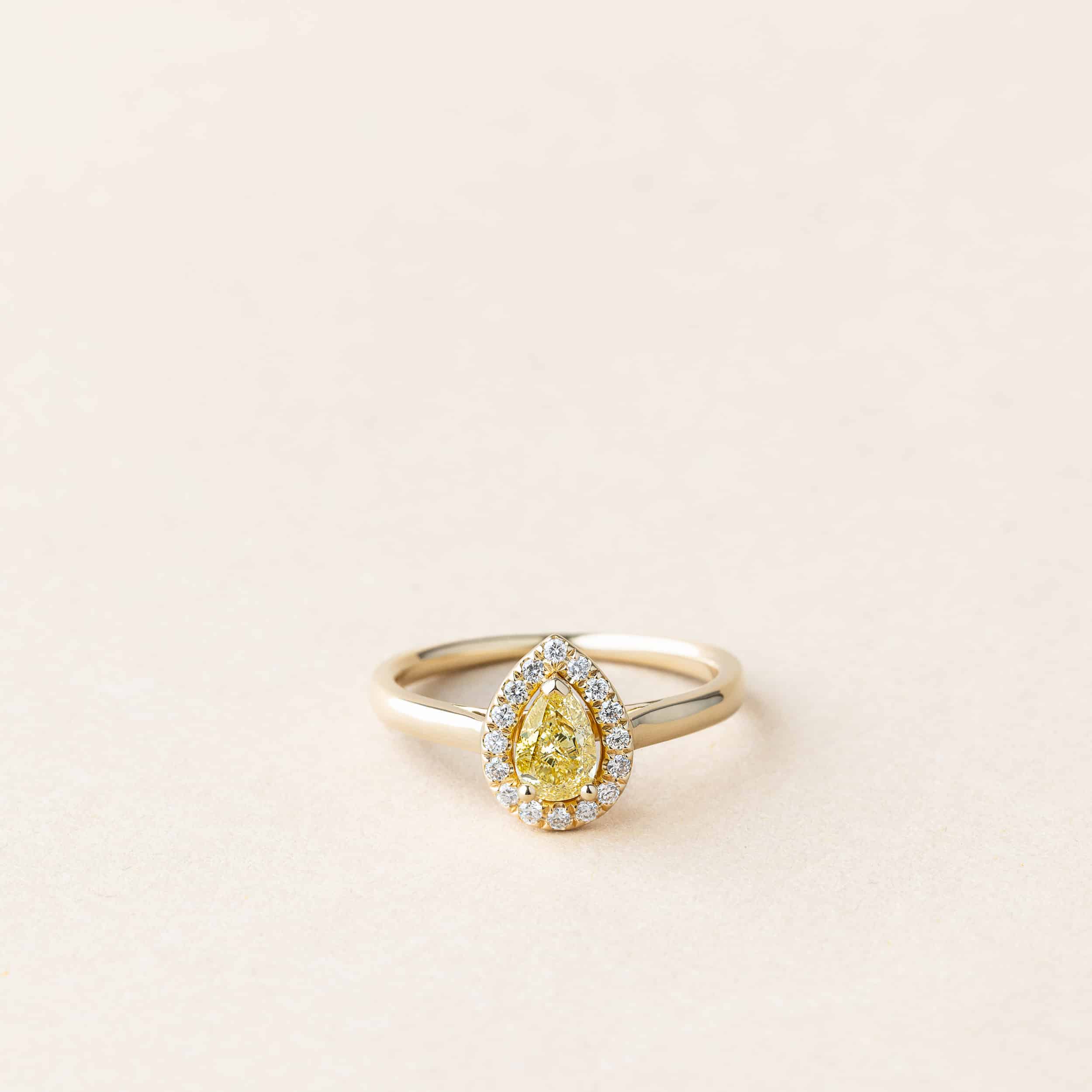 Bague diamant jaune entourage diamants – Création unique