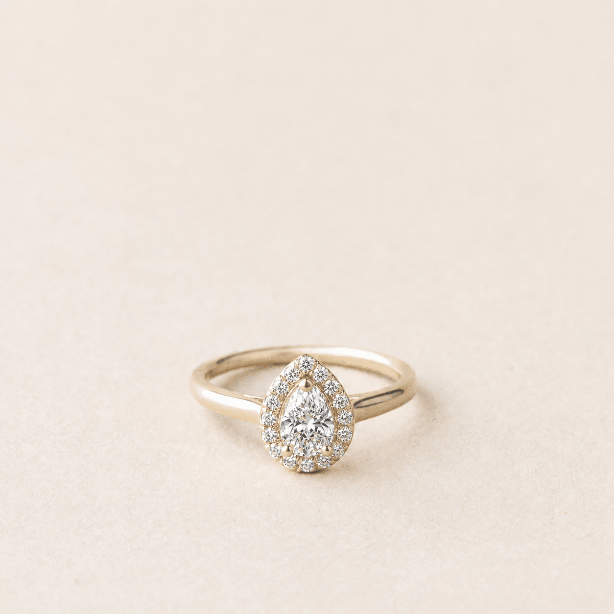 Bague diamant poire entourage diamants blancs
