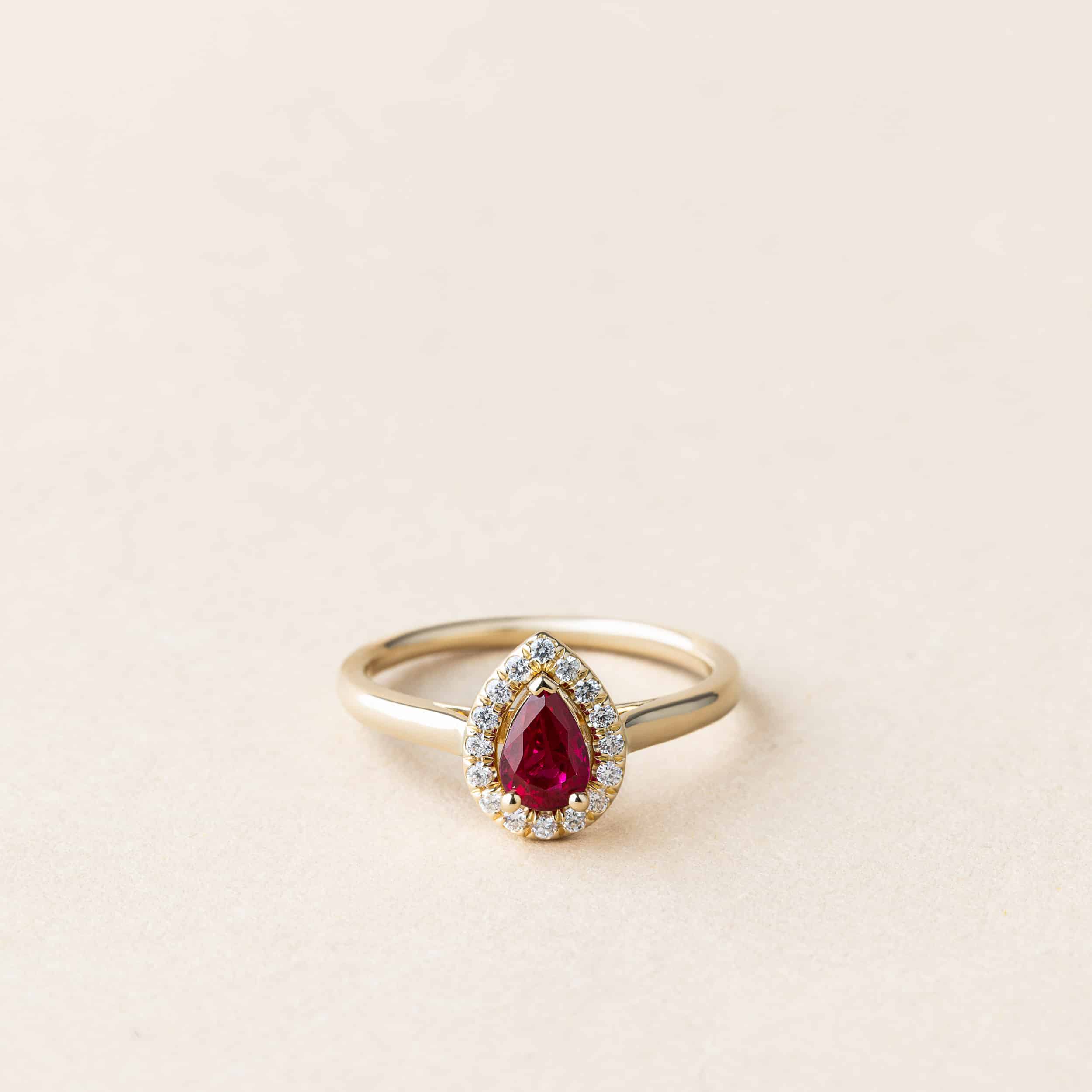 Bague rubis poire et diamants – Création unique