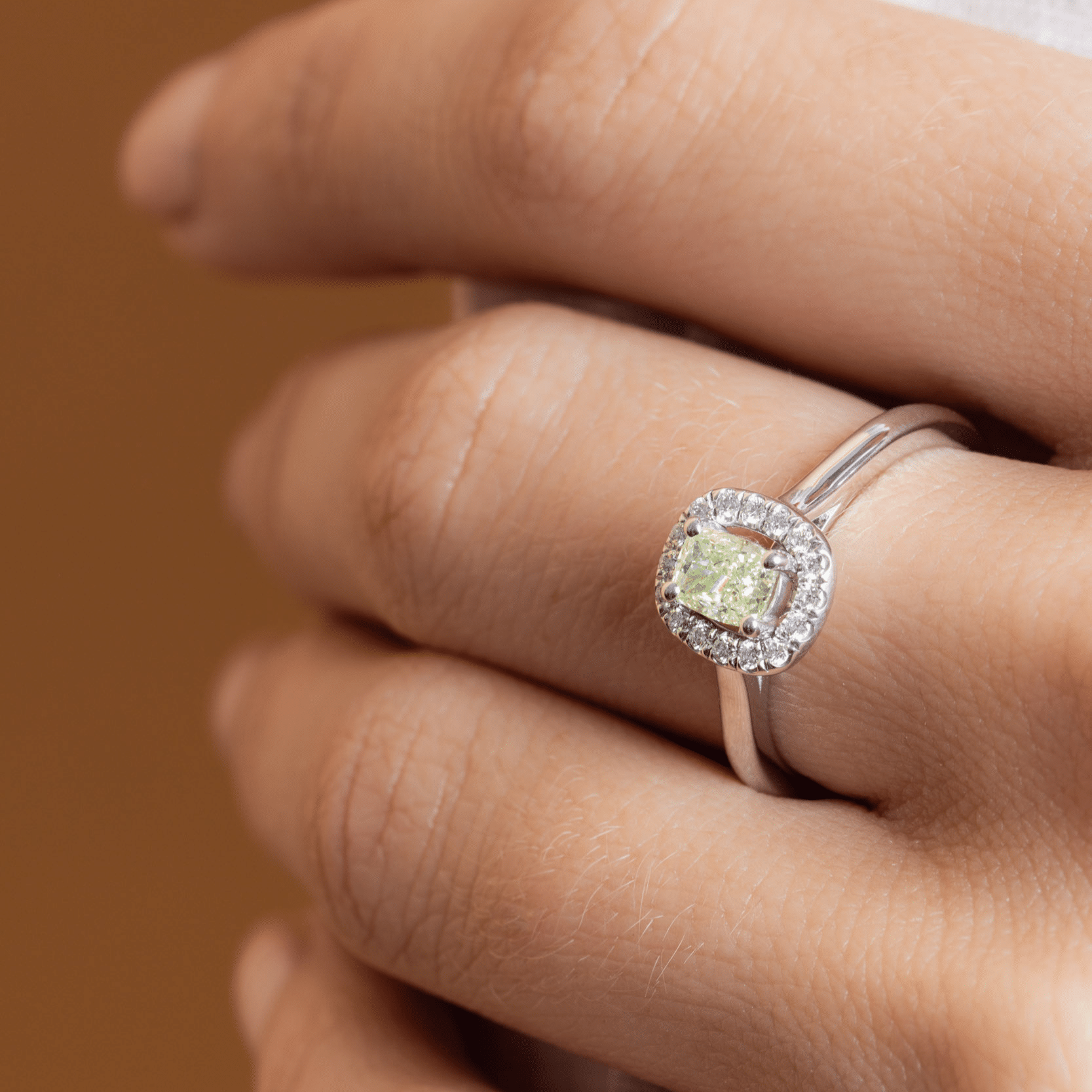 Bague diamant vert entourage diamants – Création unique