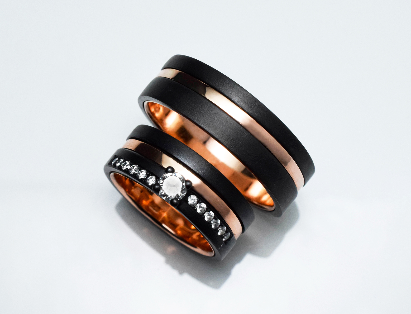 Wedding ring set in rose gold with black metal and diamonds