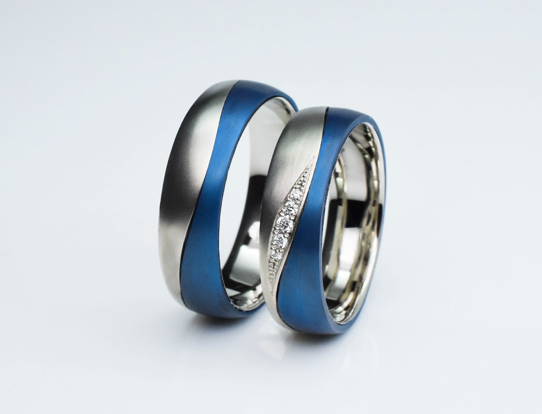 Wedding rings in titanium and white gold with diamonds