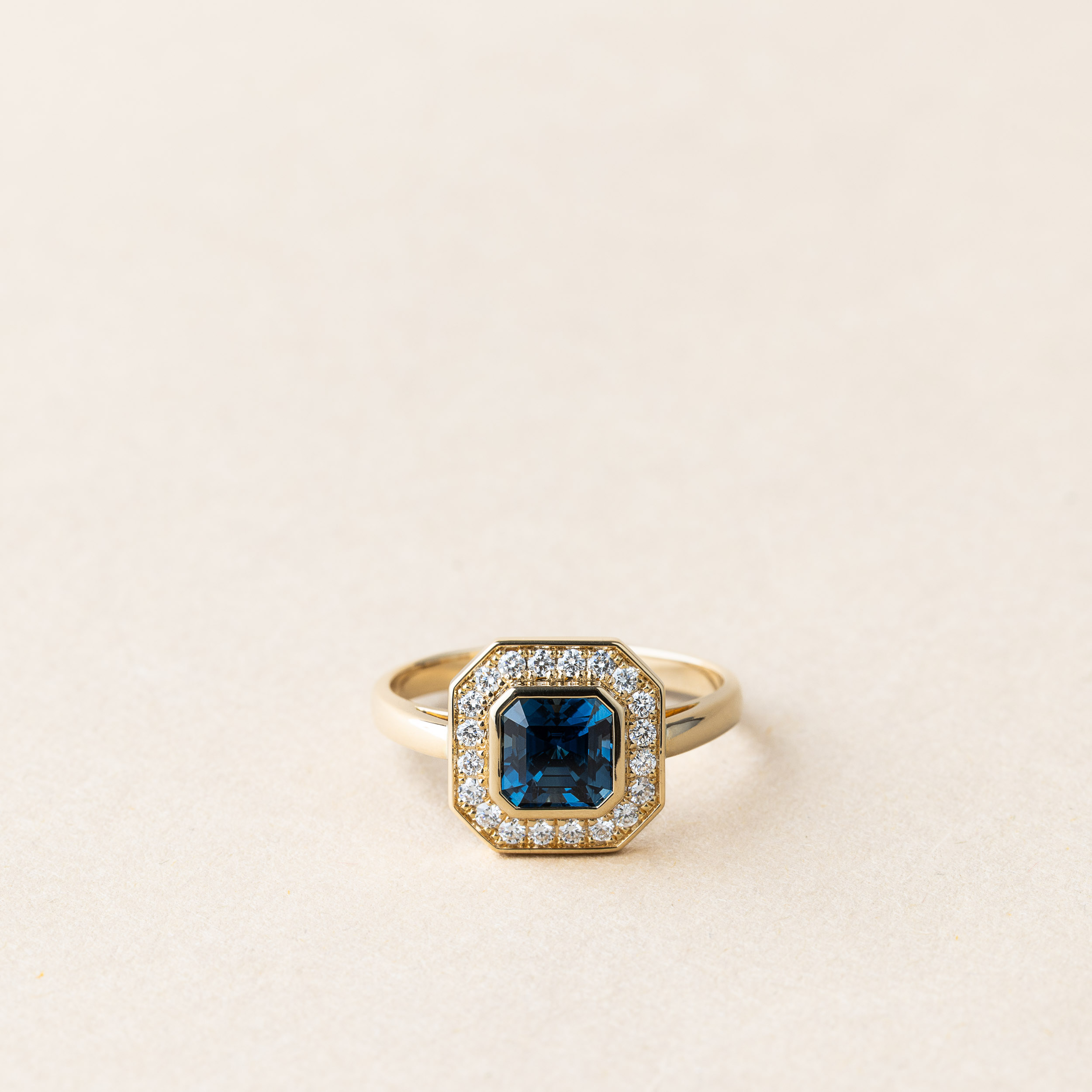 Bague Saphir intense et diamants – Art Déco