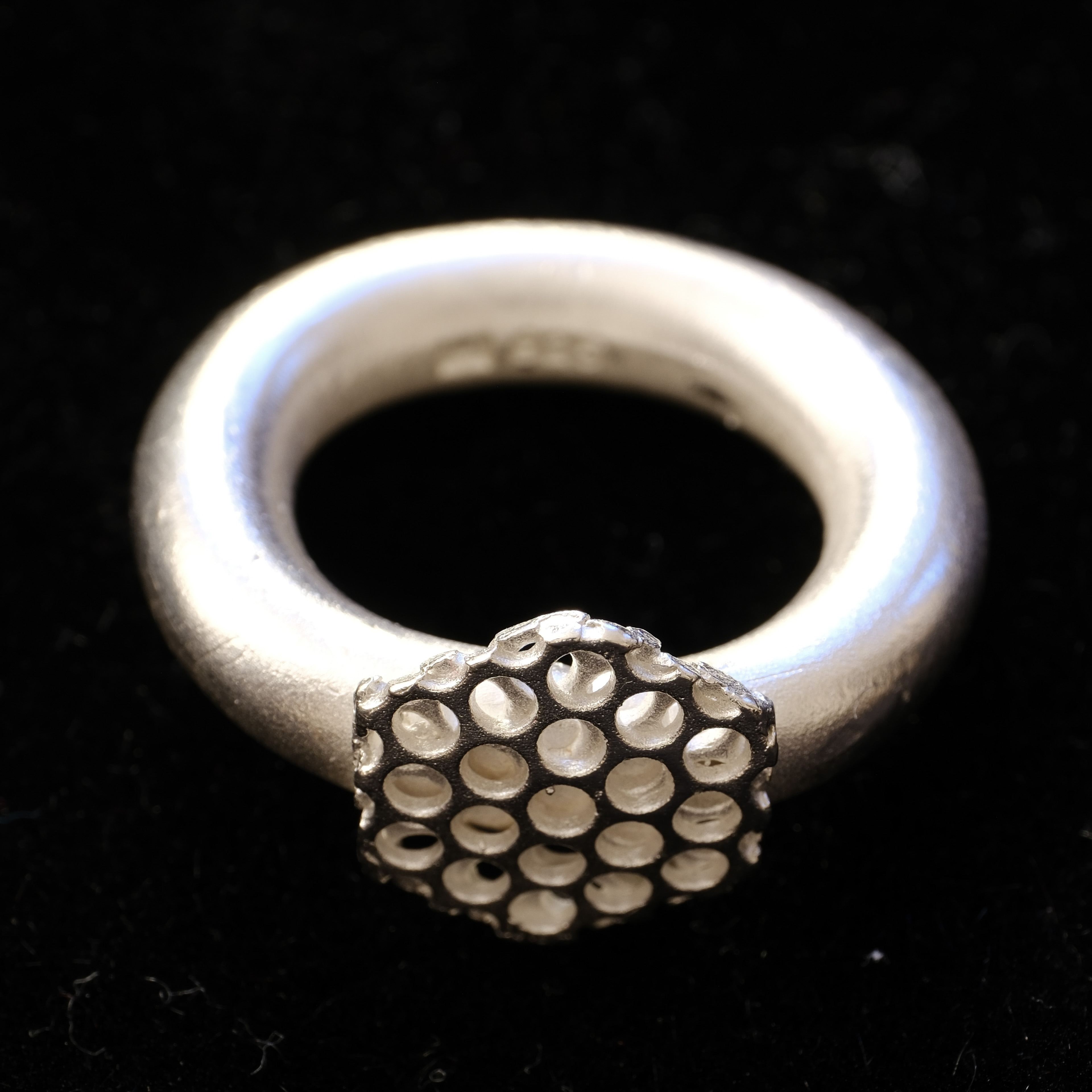 Ring with retention flower
