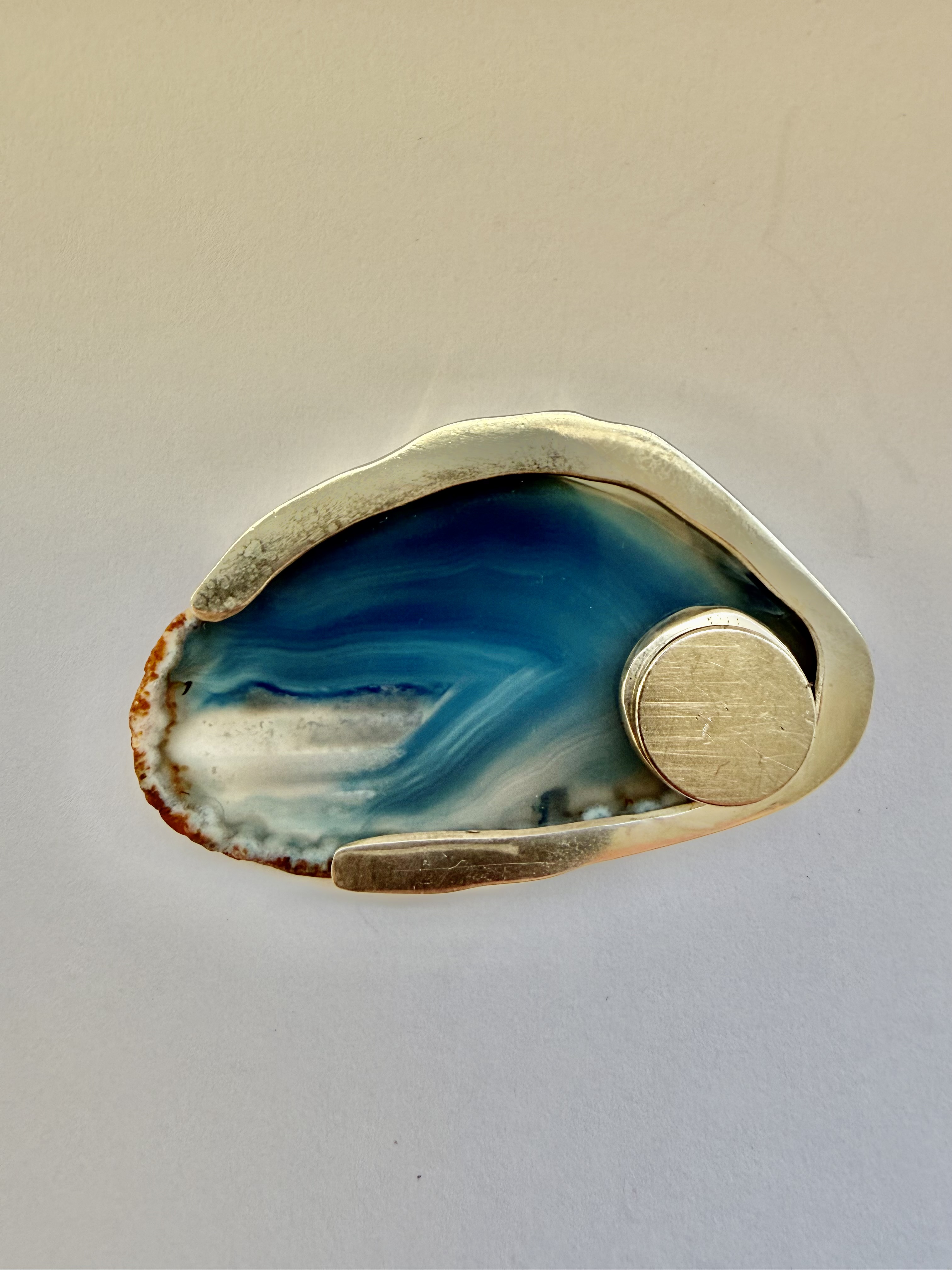 Blauw gekleurde agaat broche gezet in zilver