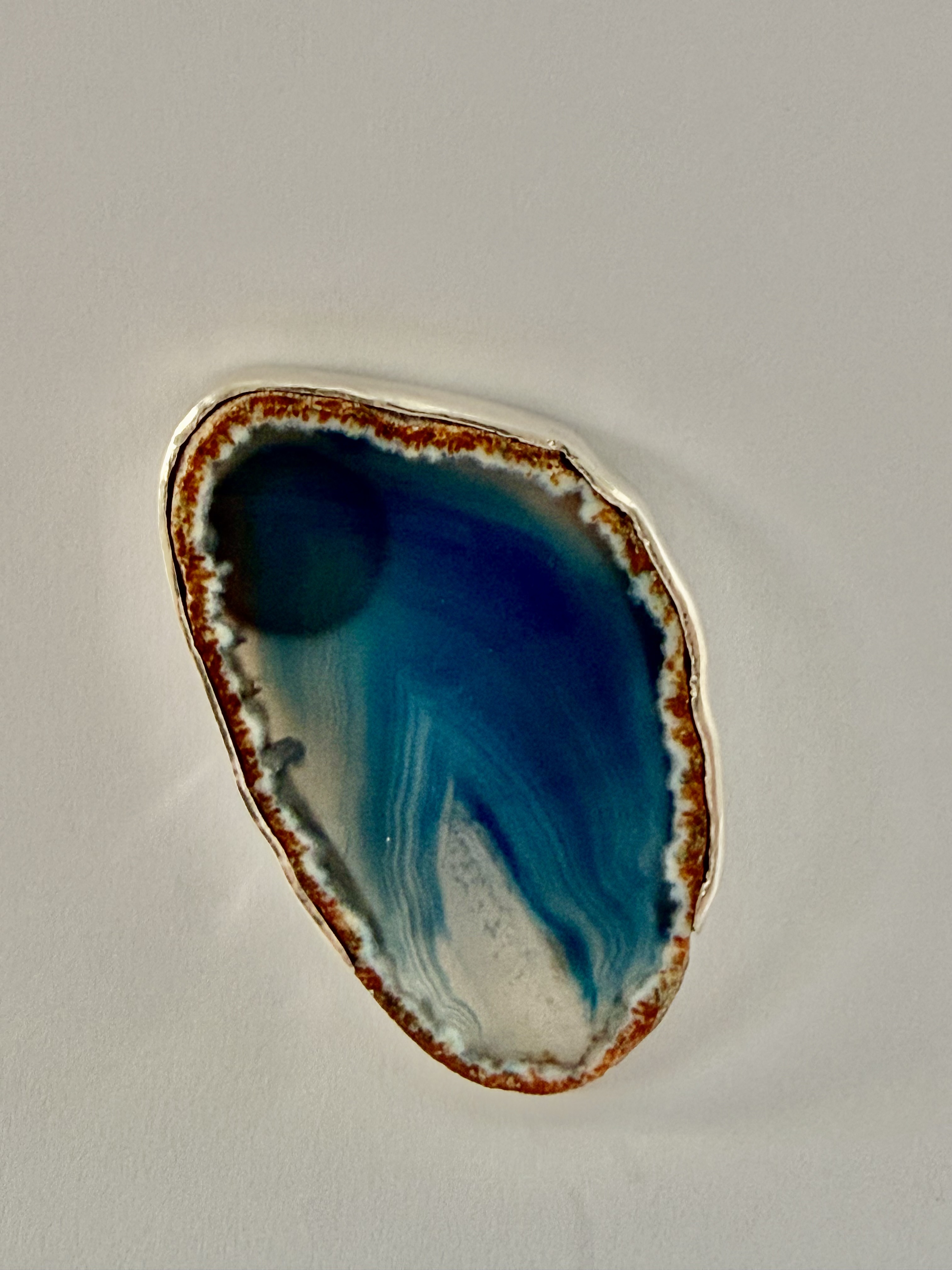Blauw gekleurde agaat broche gezet in zilver